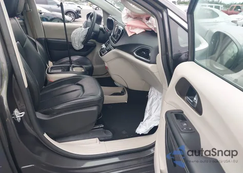 2021 Chrysler Voyager Lxi z USA, uszkodzony, nr VIN 2C4RC1DG2MR505612